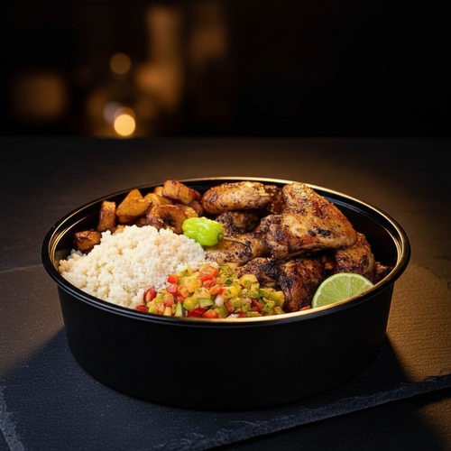 Attiéké cuisse de poulet grillée avec crudités et aloco - Cinnamon Paradise
